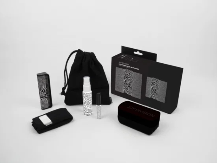 Joy Division - Premium Vinyl Record Cleaning Kit (Incluye Paño Antiestático + Líquido De Limpieza Con Aplicador Para La Aguja + Cepillo Antiestático De Terciopelo Y Cepillo Limpiador Integrado + Cepillo Antiestático + Bolsa Para Almacenamiento)
